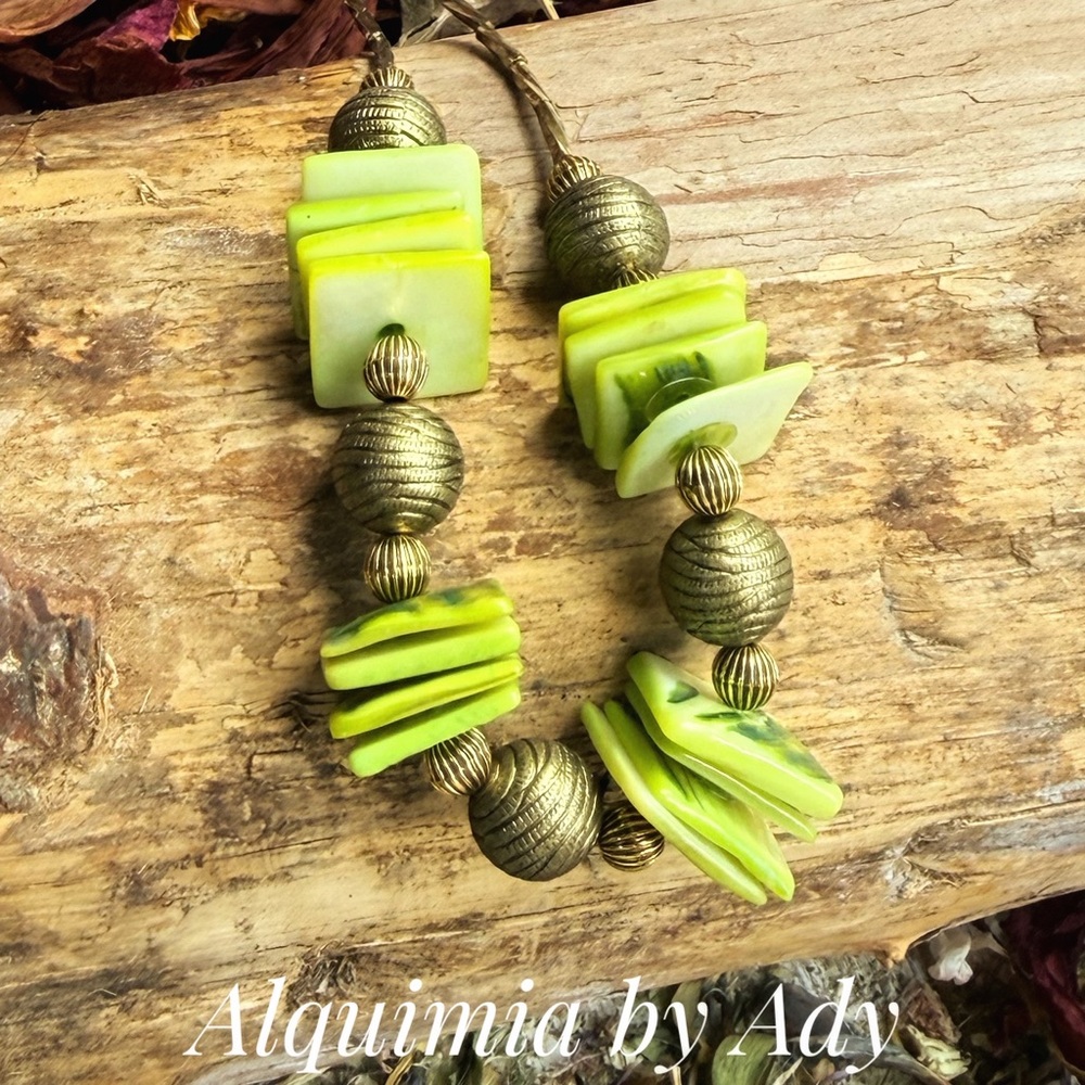 Mother of Pearl in apple green and bronze maxi beads choker bold necklace - Picture 5 of 10